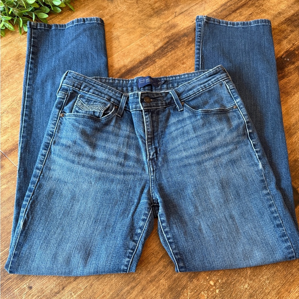 Levi's Women's Straight Leg Jeans in Denim Blue with Embroidered Pockets